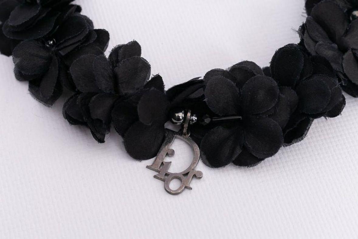 Dior Black Beads and Flowers Necklace In Excellent Condition For Sale In SAINT-OUEN-SUR-SEINE, FR