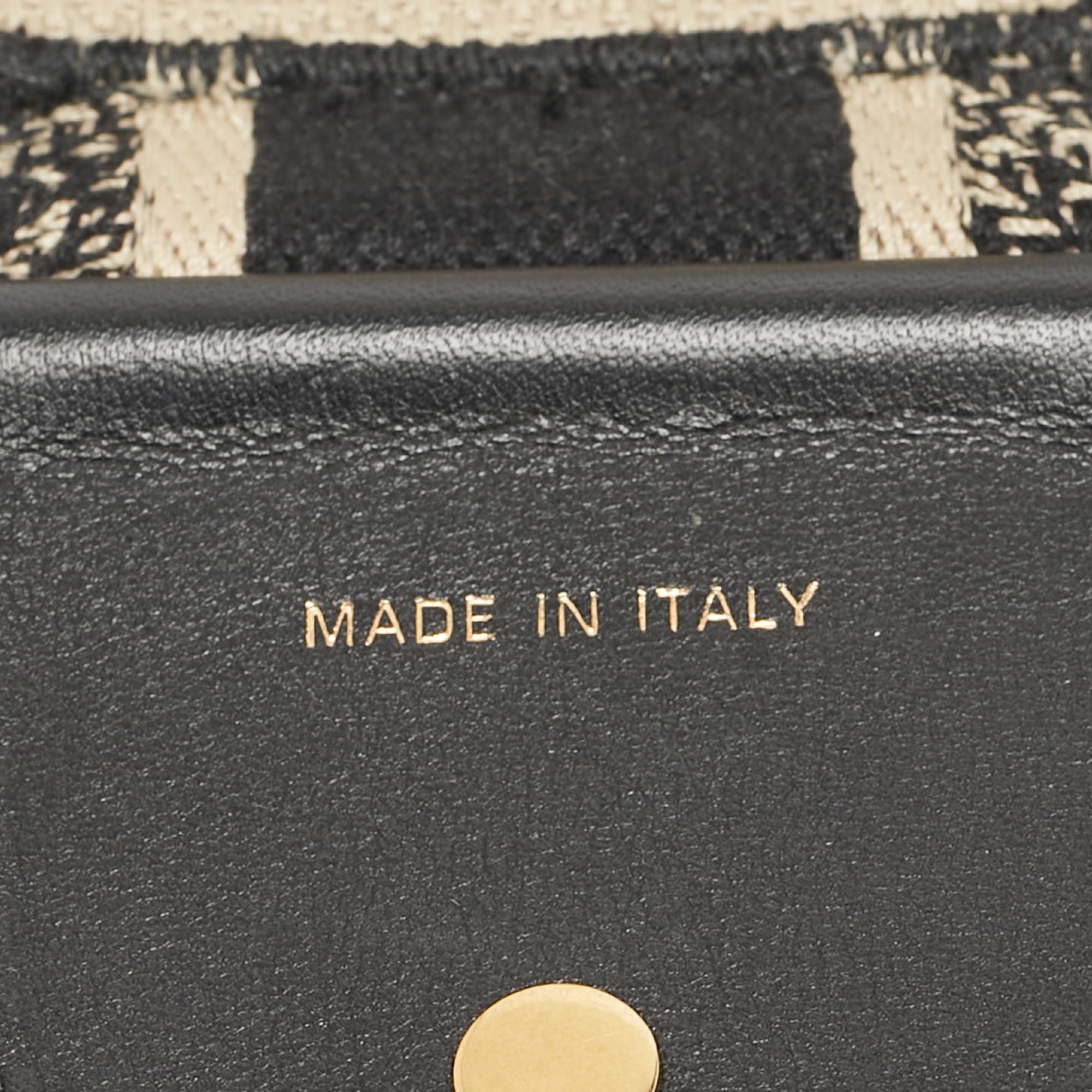 Présentant des éléments emblématiques de la Maison avec une esthétique signature, ce sac à bandoulière de Dior apportera une beauté iconique et de l'excellence à votre ensemble. Il a été conçu en toile et en cuir, et l'imprimé du nom de la marque