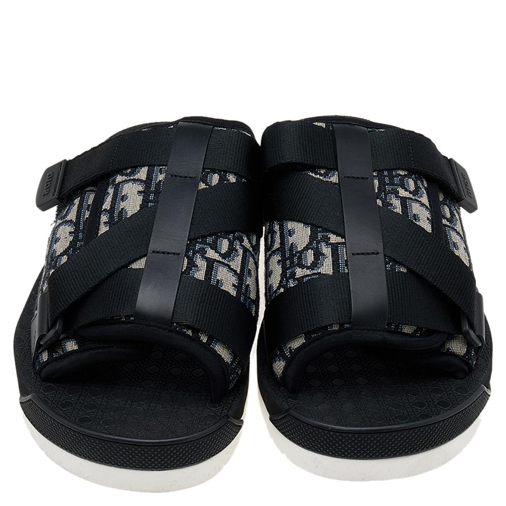 A seamless blend of style, elegance, and comfort, Dior's sandals are the epitome of modern Italian sophistication. Crafted from canvas and leather in two hues, they feature the label's iconic Oblique motifs. Balanced on platforms, the slides are