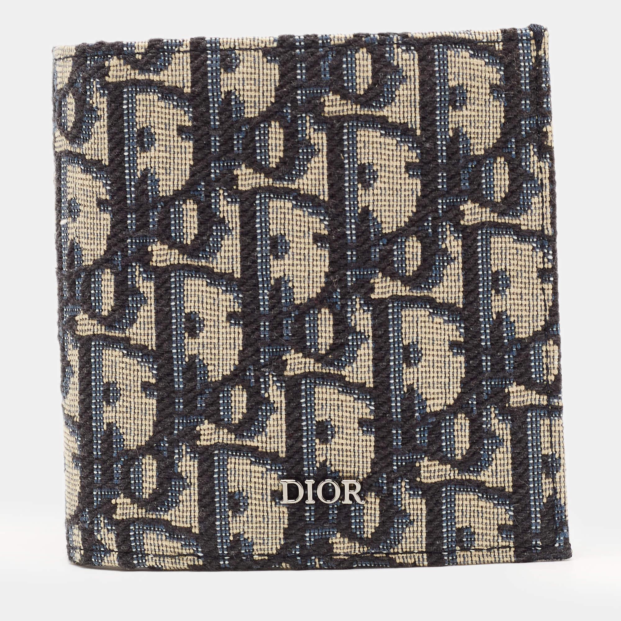 This Dior wallet is a great everyday accessory. It is made from quality materials on the exterior and features a compartmentalized interior.

