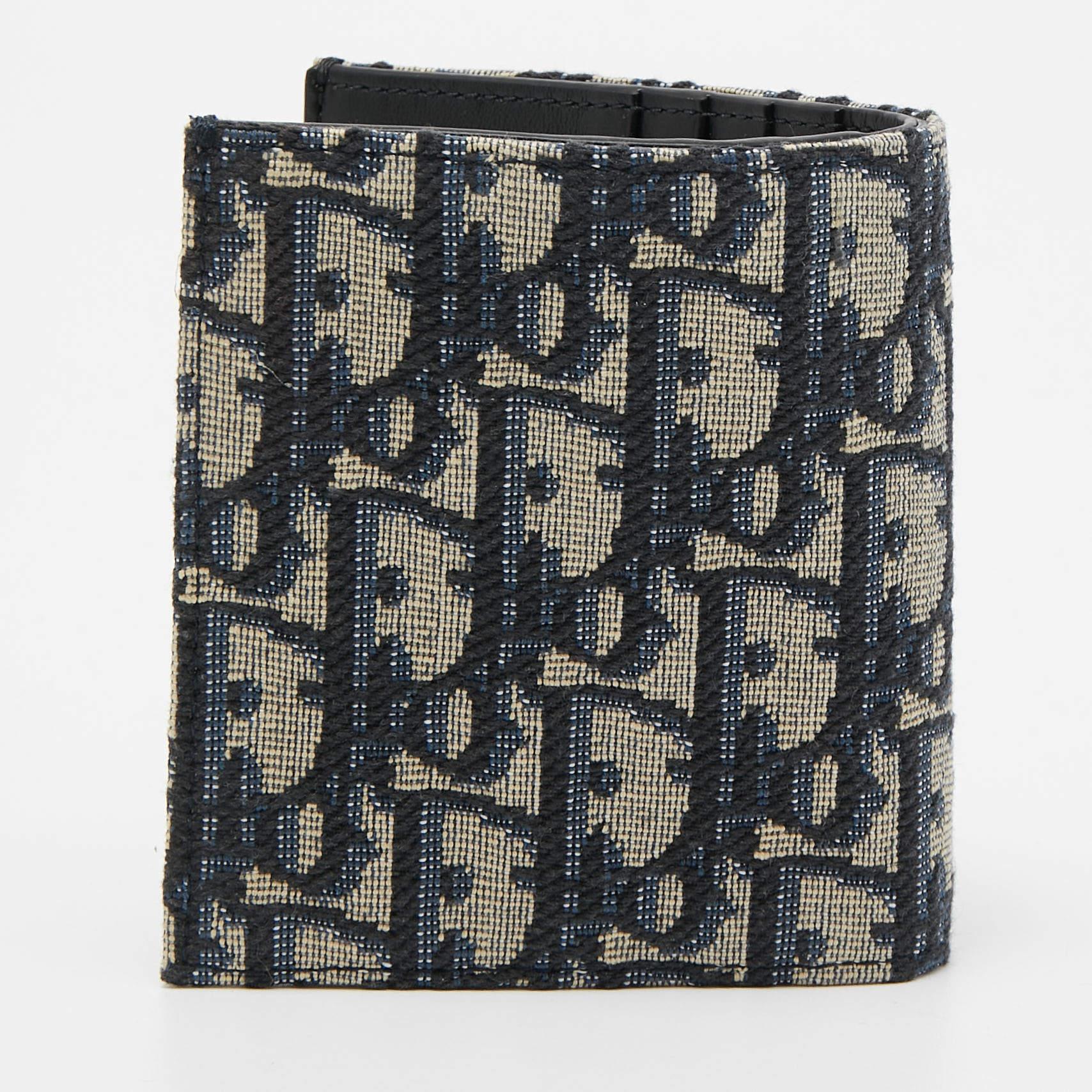 Dieses kompakte und elegante Portemonnaie von Dior wird Ihr Lieblingsbegleiter für unterwegs sein. Der aus hochwertigen Materialien gefertigte Innenraum ist in verschiedene Fächer unterteilt, in denen Sie Ihre Karten und Ihr Bargeld perfekt