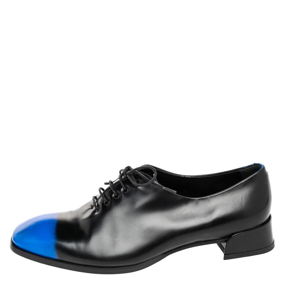 You simply can't go wrong with these Dior oxford shoes. These sleek formal shoes are made from black & blue leather and have a stunning exterior. These lace-ups feature tapered toes and leather-lined insoles.