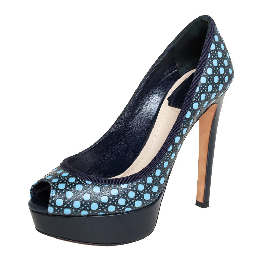 Style and poise will all come naturally to you when you step out in this pair of pumps from Prada. Crafted from blue leather, they are overlaid with a Cannage-cut panel of leather, a pattern that has always been synonymous with Dior. These pumps are