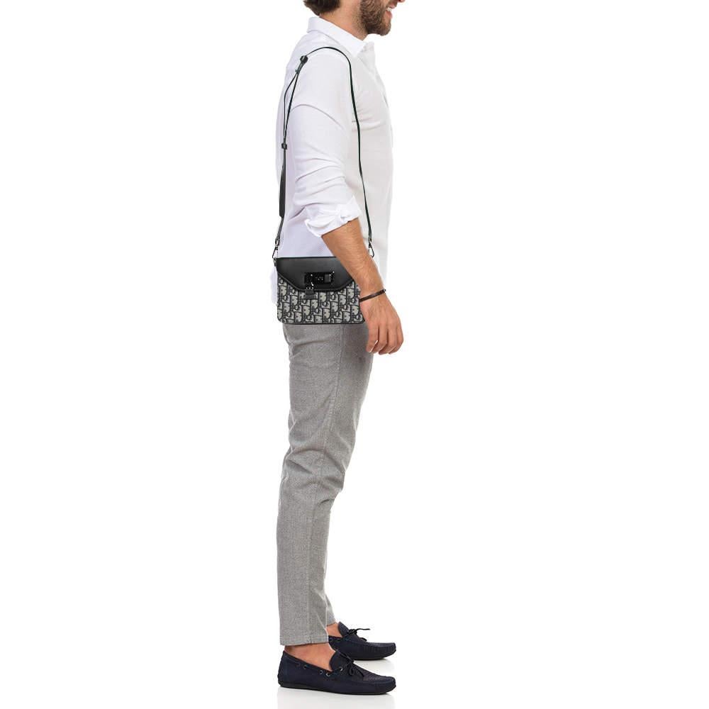 Faites confiance aux sacs de messageries pour offrir une facilité fonctionnelle et une expérience de transport confortable. Conçu de manière intelligente, ce sac présente un extérieur attrayant et un intérieur spacieux. Parfait pour le travail et