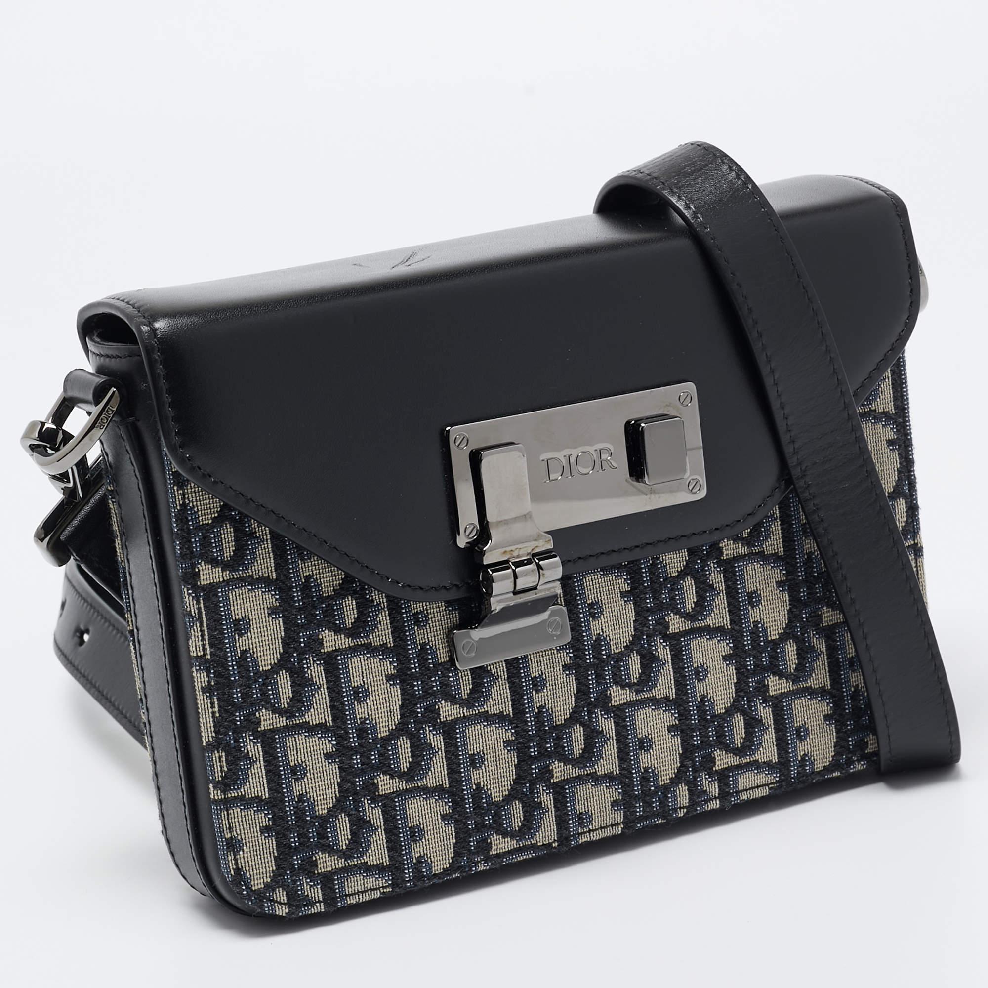 Dior Black/Blue Oblique Canvas and Leather Lock Messenger Bag In Good Condition For Sale In Dubai, Al Qouz 2