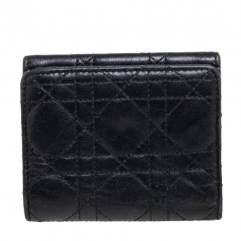 Give your cards and currency a stylish home with this Addict wallet from Dior. With the 'DIOR' gold-toned metal lettering fixed on the front and an exterior crafted from black Cannage leather, this wallet reflects the signature design and