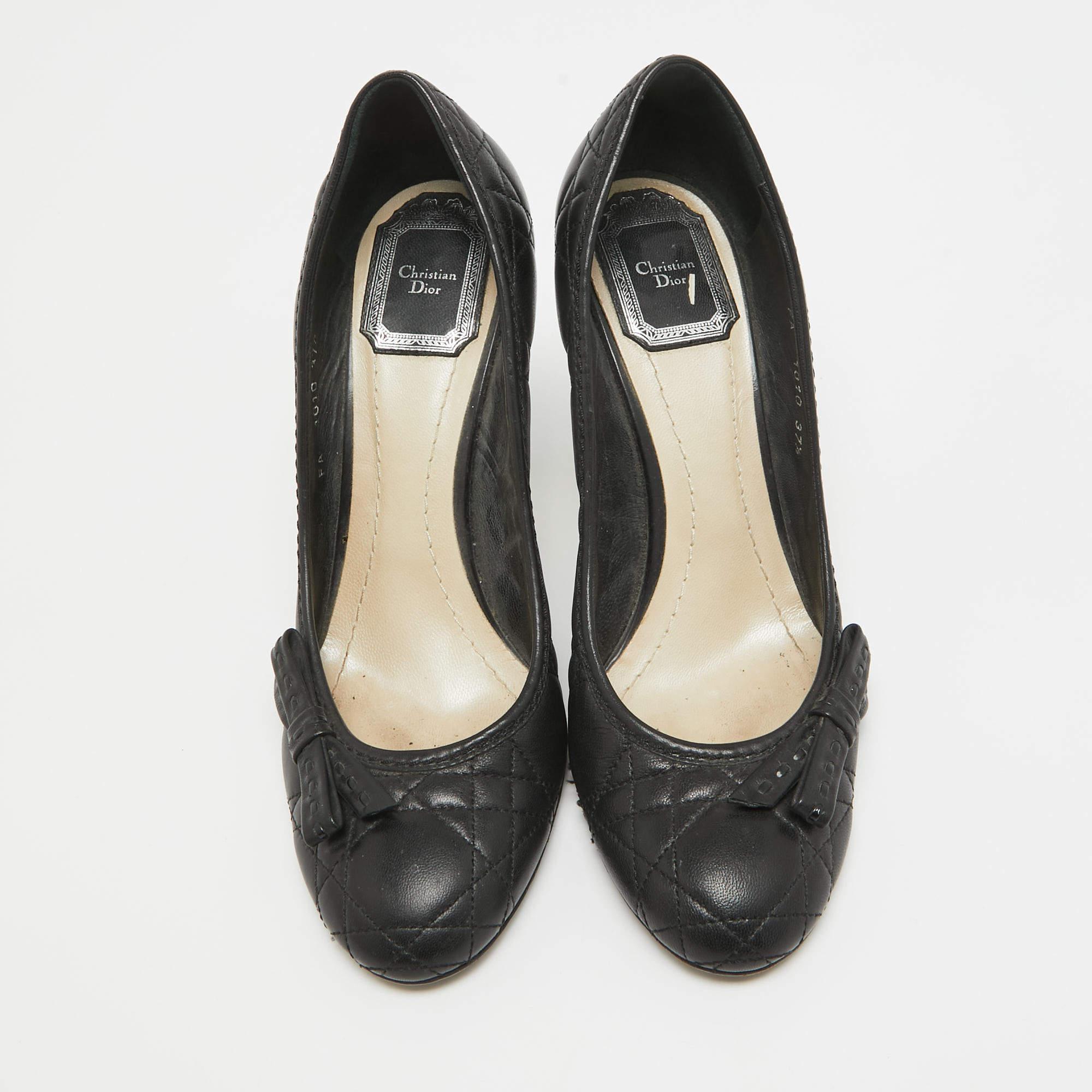 Dior Black Cannage Leather Bow Round Toe Pumps Size 37.5 In Fair Condition For Sale In Dubai, Al Qouz 2