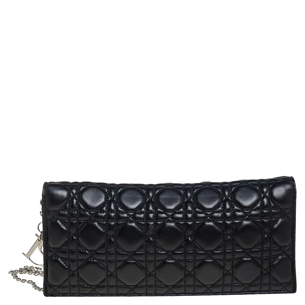 This Lady Dior clutch has been crafted in Italy from leather and it carries the brand's signature Cannage quilt. It is equipped with an interior having ample space for your essentials. The gorgeous piece is complete with a silver-tone chain and DIOR