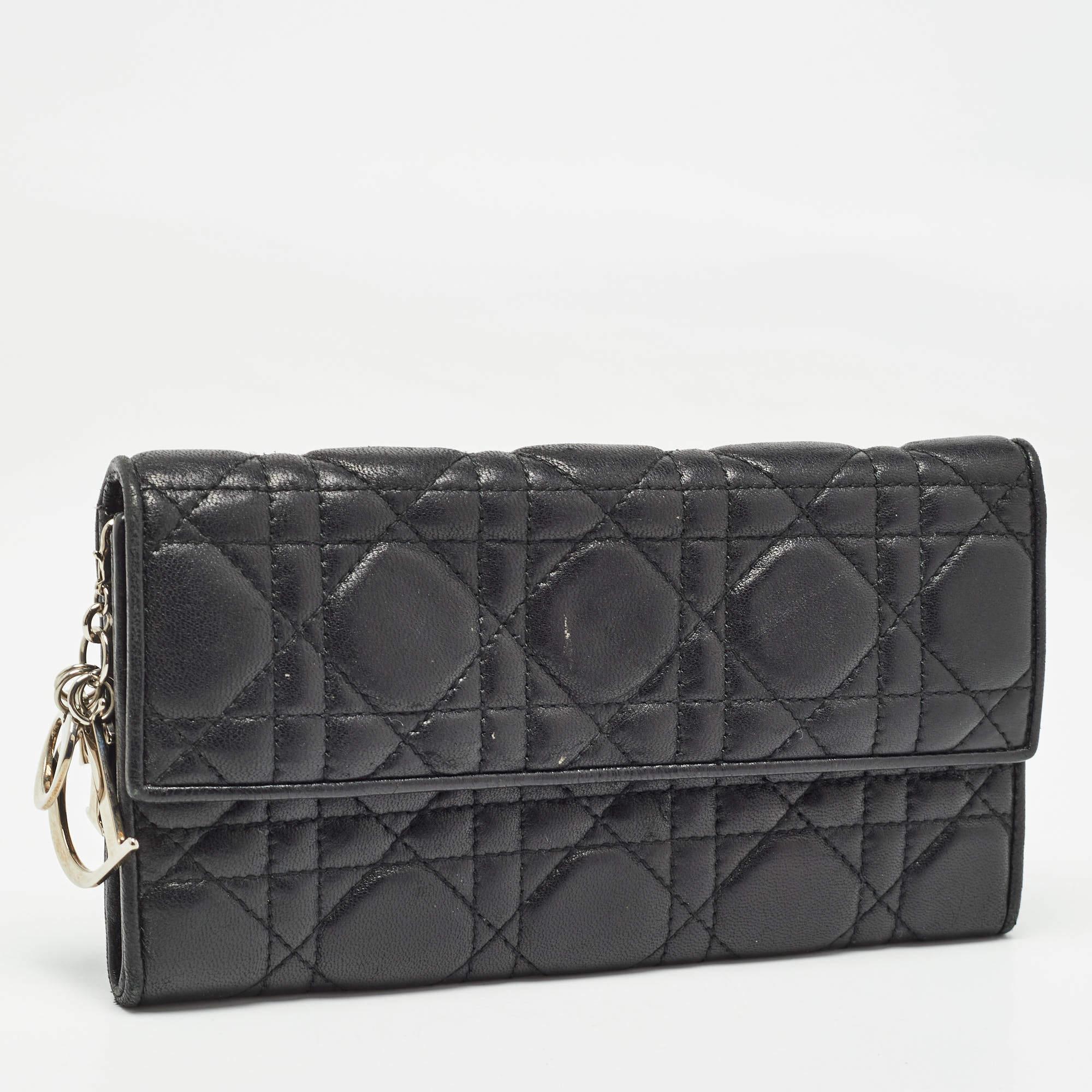 Esta cartera de diseño es un equilibrio inmaculado de sofisticación y utilidad racional. Se ha diseñado utilizando materiales de primera calidad y se ha realzado con un acabado elegante. La creación está equipada con un amplio espacio para sus