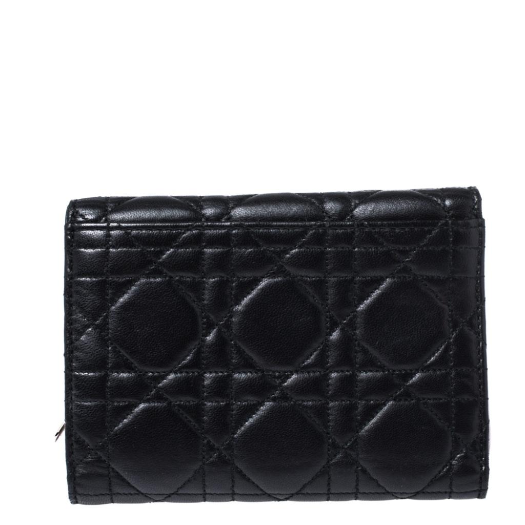 This Dior 'New Lock' wallet was named after 'New Look' which was actually coined by Christian Dior himself. Dazzling in a gorgeous black shade, the wallet on chain is crafted from leather in their Cannage pattern and designed with a signature front