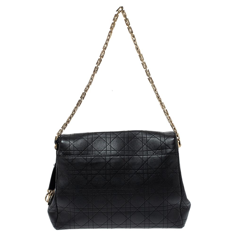 This Diorling shoulder bag by Dior is not only lovely to look at, but is also handy and durable. It has been crafted from Cannage leather and styled with a flap to secure the leather-lined interior and a chain in gold-tone to be strung on your