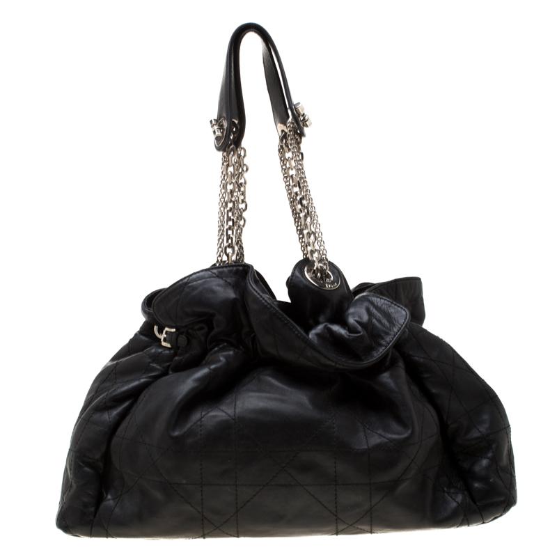Crafted from black leather, this hobo is designed by Dior with a cannage quilt pattern. Fabulously lined from nylon, this Le Trente bag features a solid built to hold more than just your essentials. With a silver-tone charm flaunted at the front,