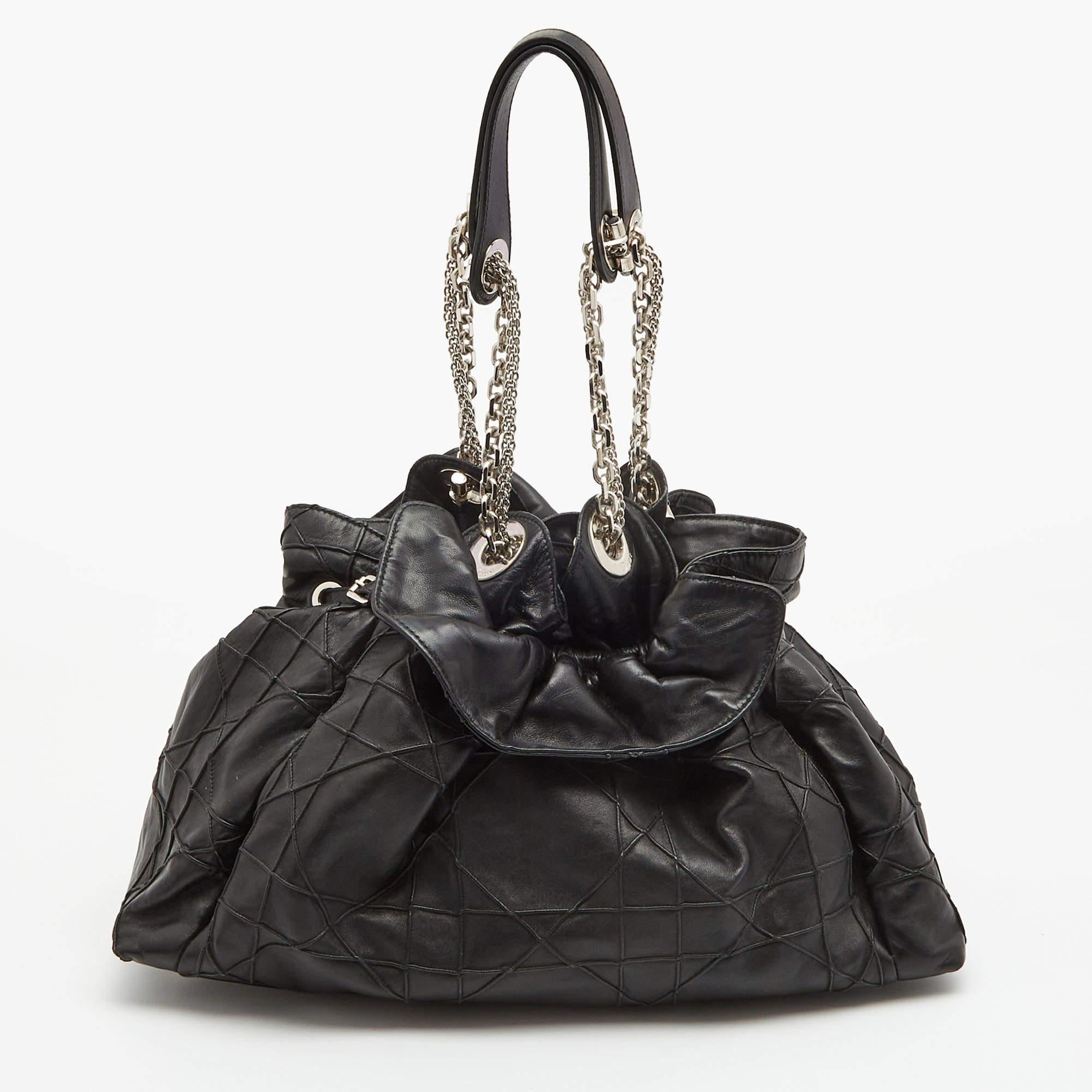 Stylish handbags never fail to make a fashionable impression. Make this designer hobo yours by pairing it with your sophisticated workwear as well as chic casual looks.

