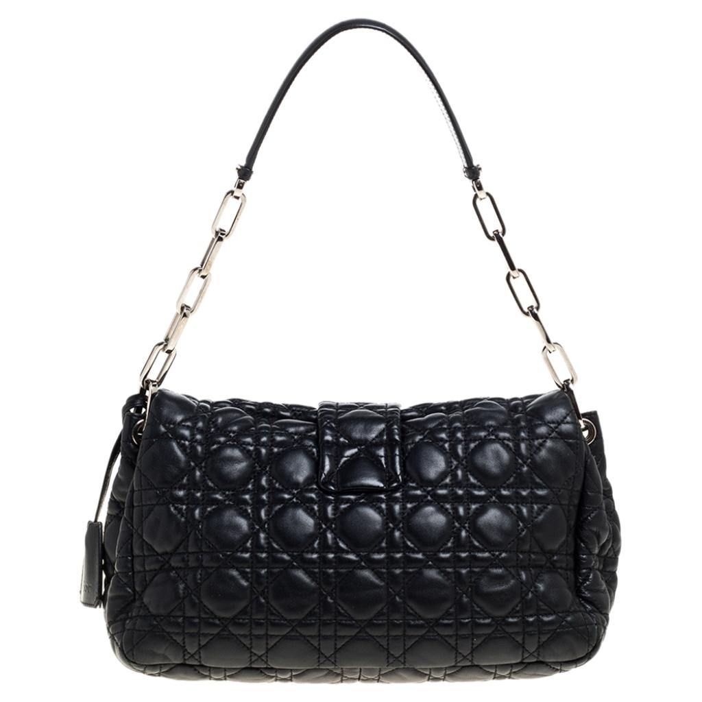 Diese Dior Überschlagtasche wurde nach „New Look“ benannt:: das eigentlich von Christian Dior selbst geprägt wurde. Die Tasche ist aus hochwertigem Leder im Cannage-Muster gefertigt und verfügt über einen einzigen Griff und einen Verschluss an der