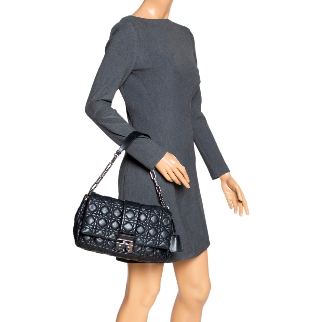 Dior Schwarz Cannage Leder Neu Schloss Klappe Tasche im Zustand „Gut“ in Dubai, Al Qouz 2