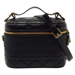 Dior, custodia piccola Diortravel in pelle nera cannage