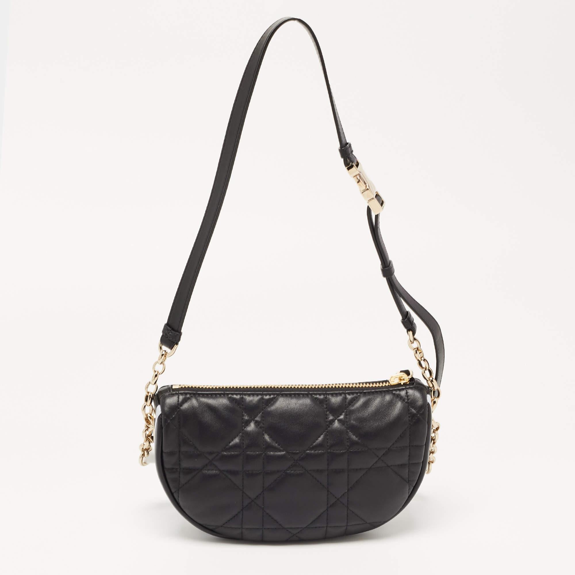 This hobo is tailored to exude finesse and functionality while completing your ensemble with style. It features a well-crafted exterior adorned in a lovely hue and a spacious interior. Add some extra style to your everyday looks with this marvelous