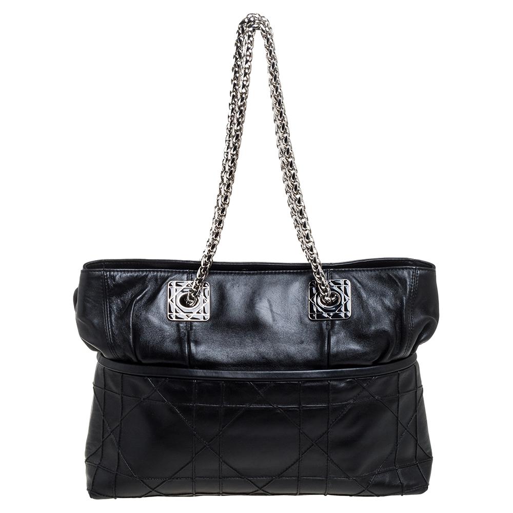 This So Dior tote from Dior is designed to assist you with style and functionality! It comes crafted from black leather and features the signature Cannage quilt on the exterior. It has dual chain-link handles and opens to a capacious leather and