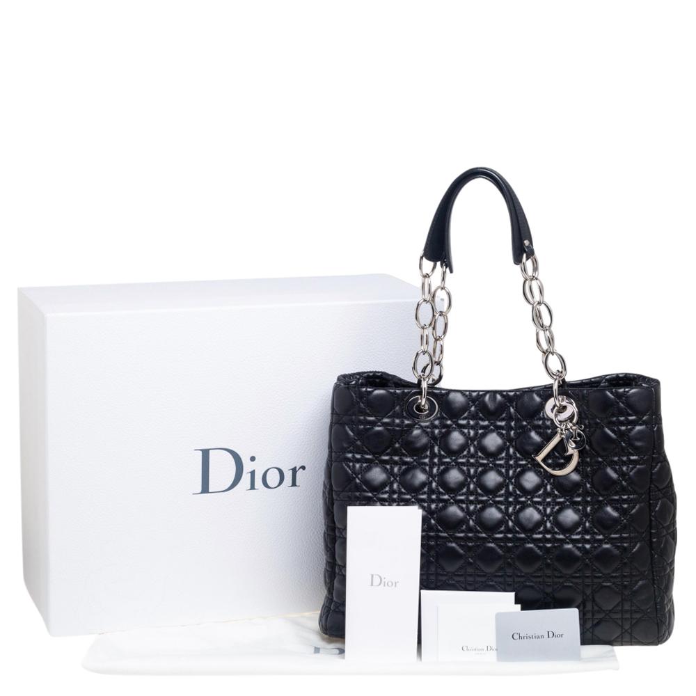 Práctico y con mucho estilo, este bolso shopper Lady Dior de Dior está fabricado en piel y presenta el característico motivo acolchado cannage en el exterior. Tiene dos asas superiores con colgantes de letras 