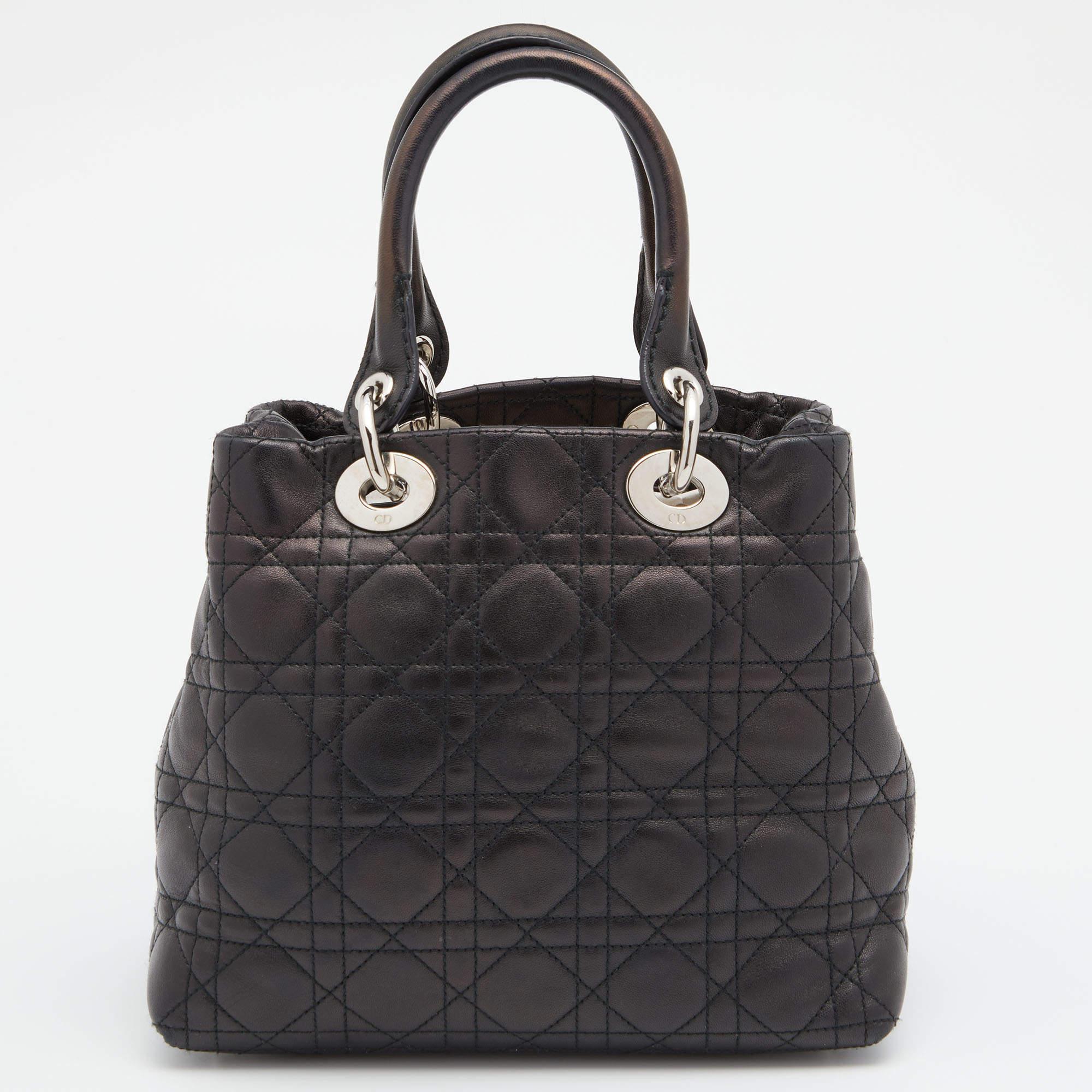 Ein zeitloser Status und ein großartiges Design kennzeichnen die Lady Dior-Tasche. Es ist eine ikonische Tasche, in die die Menschen bis heute investieren. Wir haben hier diese weiche Lady Dior-Tasche aus schwarzem Cannage-Leder in einem lässigen
