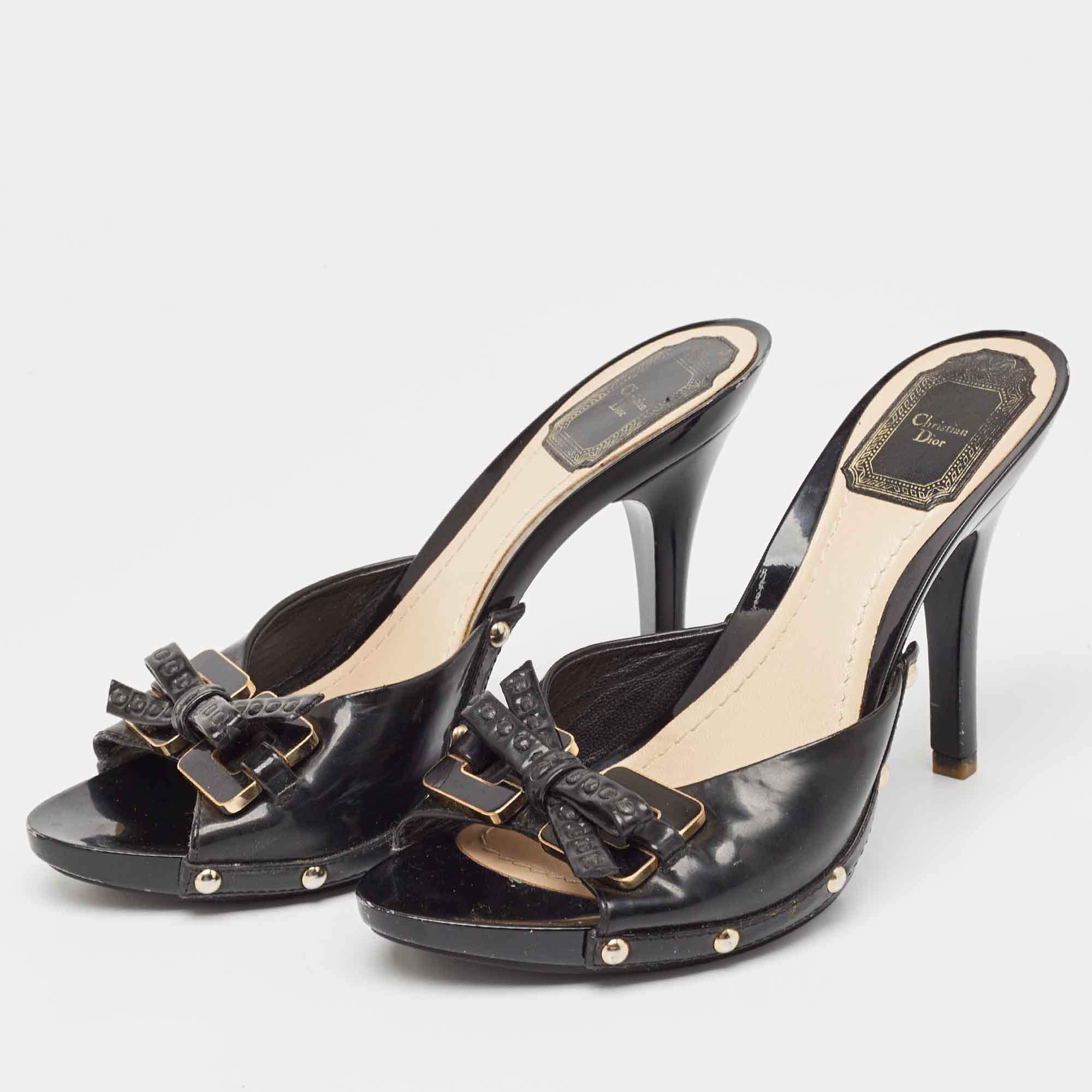 Wear these designer sandals to spruce up any outfit. They are versatile chic and can be easily styled. Made using quality materials these sandals are well built and long lasting.