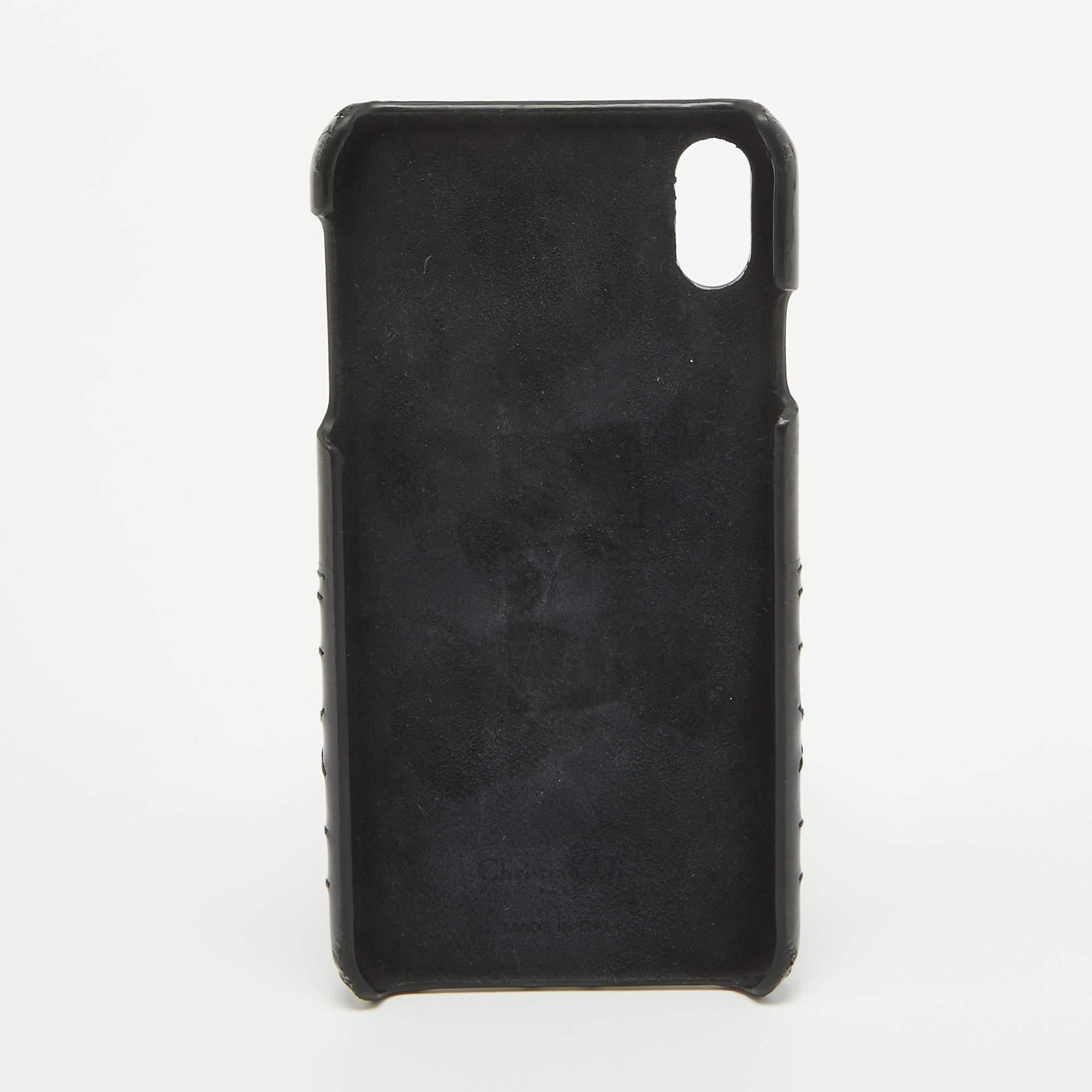 Esta espléndida funda Dior para iPhone XS Max no sólo es visualmente atractiva, sino también muy funcional y duradera. Se ha confeccionado en charol Cannage negro y se ha decorado con los emblemáticos colgantes de letras DIOR en tono dorado. Está