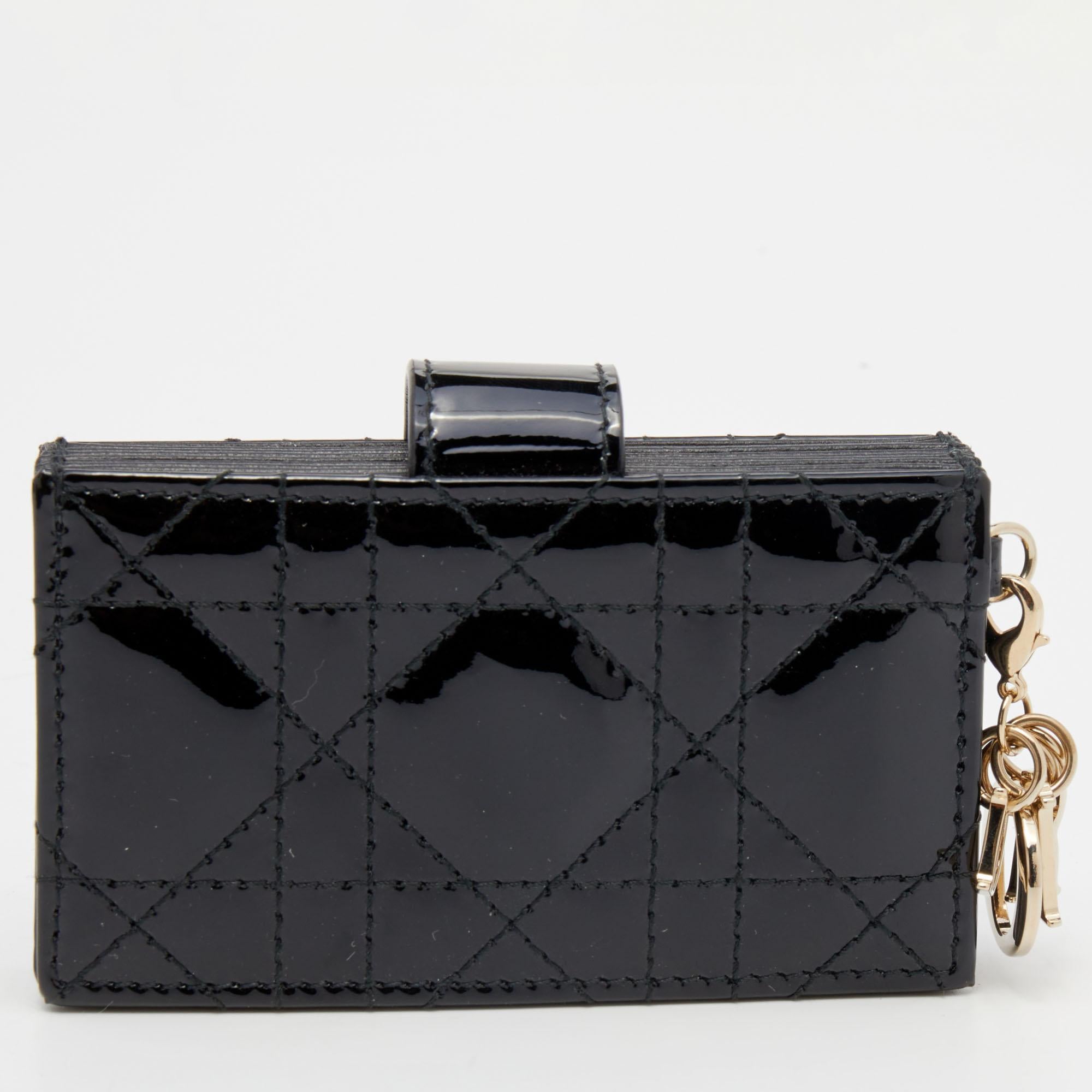 Crafted from patent leather, this Dior gusset cardholder opens to reveal multiple compartments to carry your cards neatly. It also features the brand's iconic Cannage quilt on the exterior. This piece in black is finished with gold-tone hardware and