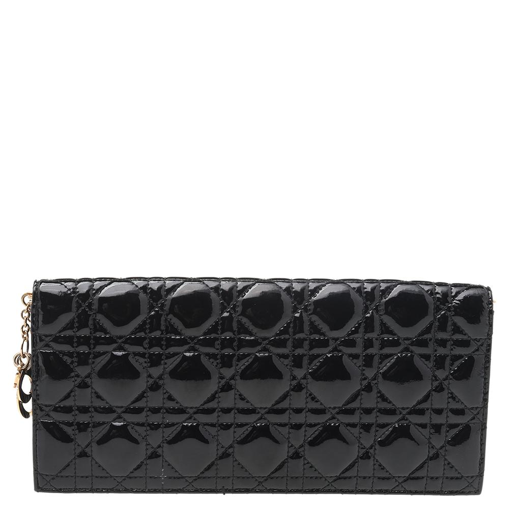 Cette pochette Lady Dior a été réalisée en cuir verni et porte le motif Cannage caractéristique de la marque. Il est équipé d'un grand espace pour vos essentiels de soirée ou de fête. Cette superbe pièce est complétée par une chaîne en métal doré et