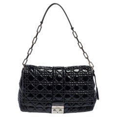 Dior Schwarze Cannage Umhängetasche aus Lackleder mit neuem Schloss und Klappe