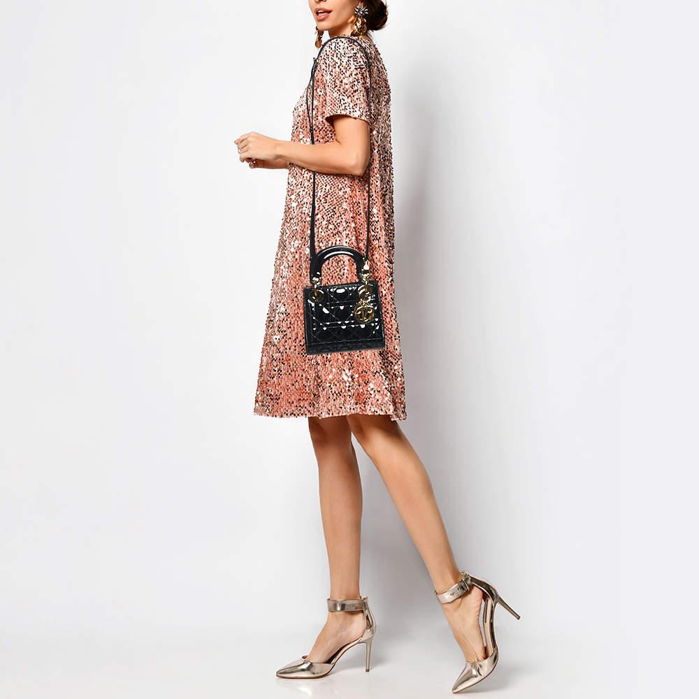 Un statut intemporel et un grand design caractérisent le fourre-tout Lady Dior. Il s'agit d'un sac emblématique que les gens continuent d'investir à ce jour. Cette beauté classique est réalisée en cuir verni Cannage. Ce mini Lady Dior est doté de
