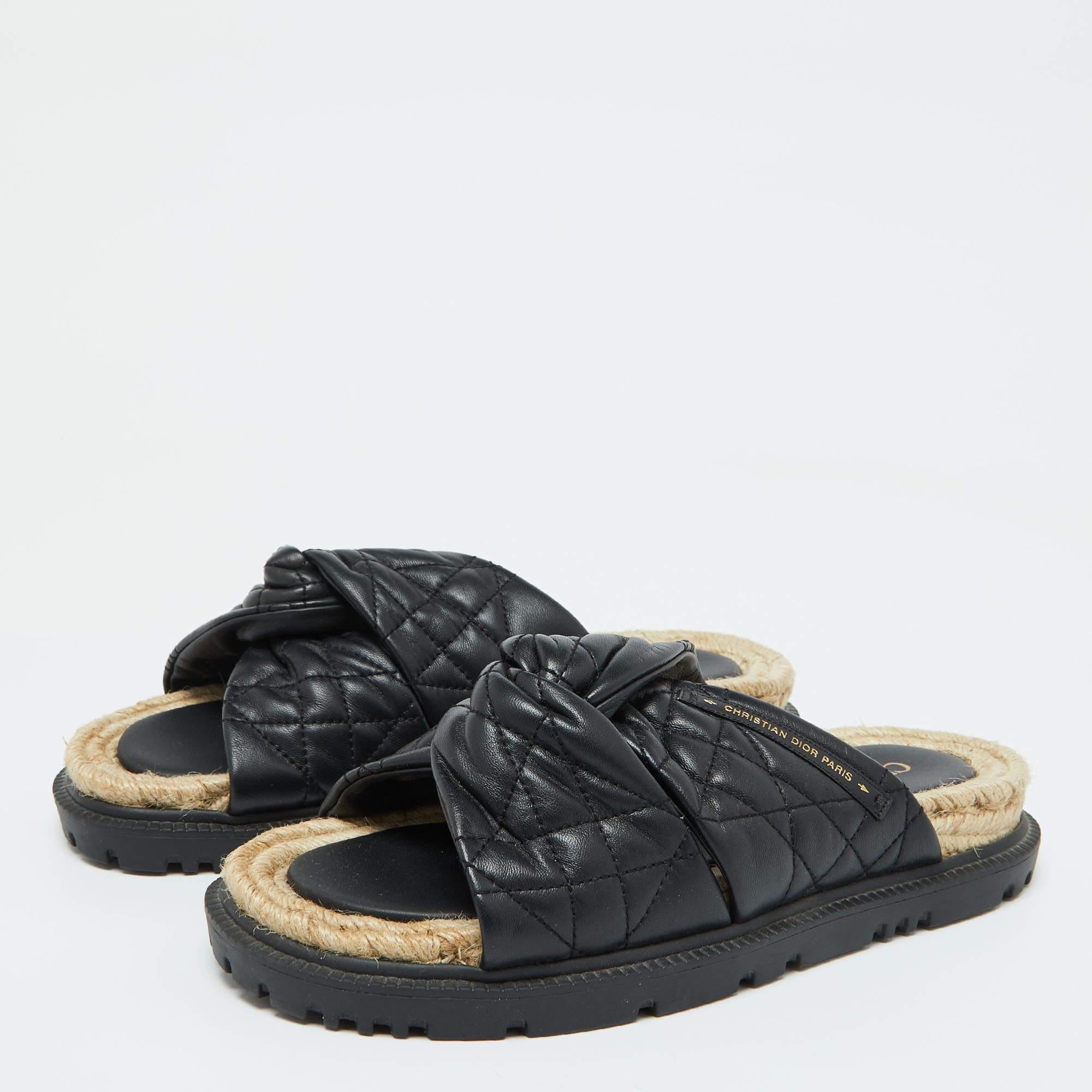Parfaitement cousues et finies pour garantir un look et une coupe élégants, ces espadrilles Dior sont un achat que vous adorerez arborer. L'extérieur en cuir matelassé et les détails en forme de nœuds sur le dessus de la chaussure lui confèrent une