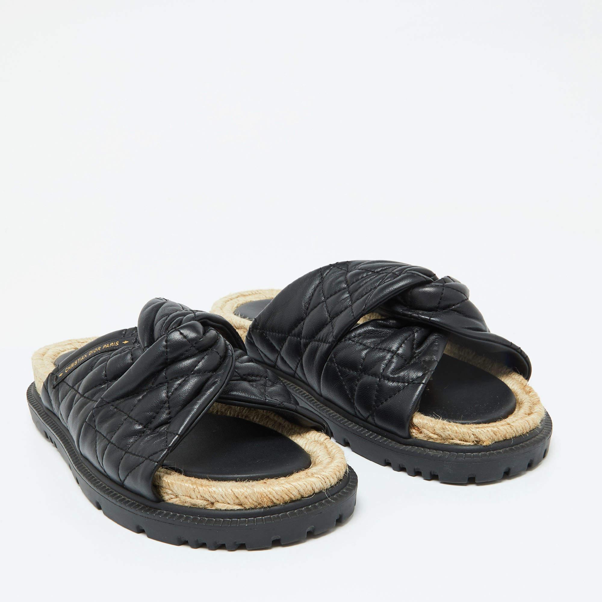 Sandales plates Dior Cannage en cuir matelassé D-Twist Taille 39 Bon état à Dubai, Al Qouz 2
