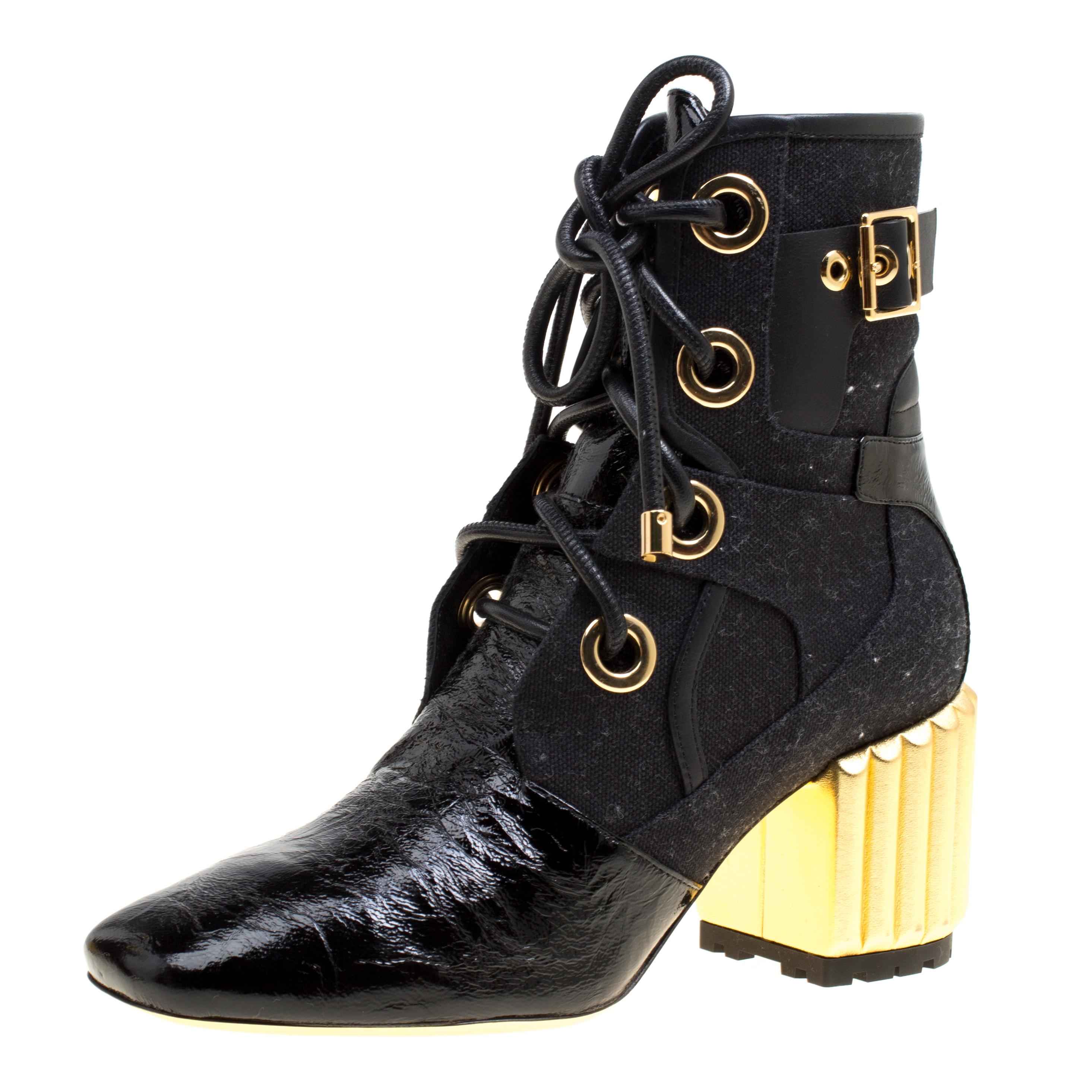 Impeccably crafted into a super-stylish silhouette, these Glorious ankle boots from the house of Dior is a pair that will help you create a stunning style statement. They are crafted from a combination of crinkled leather and canvas. The smart