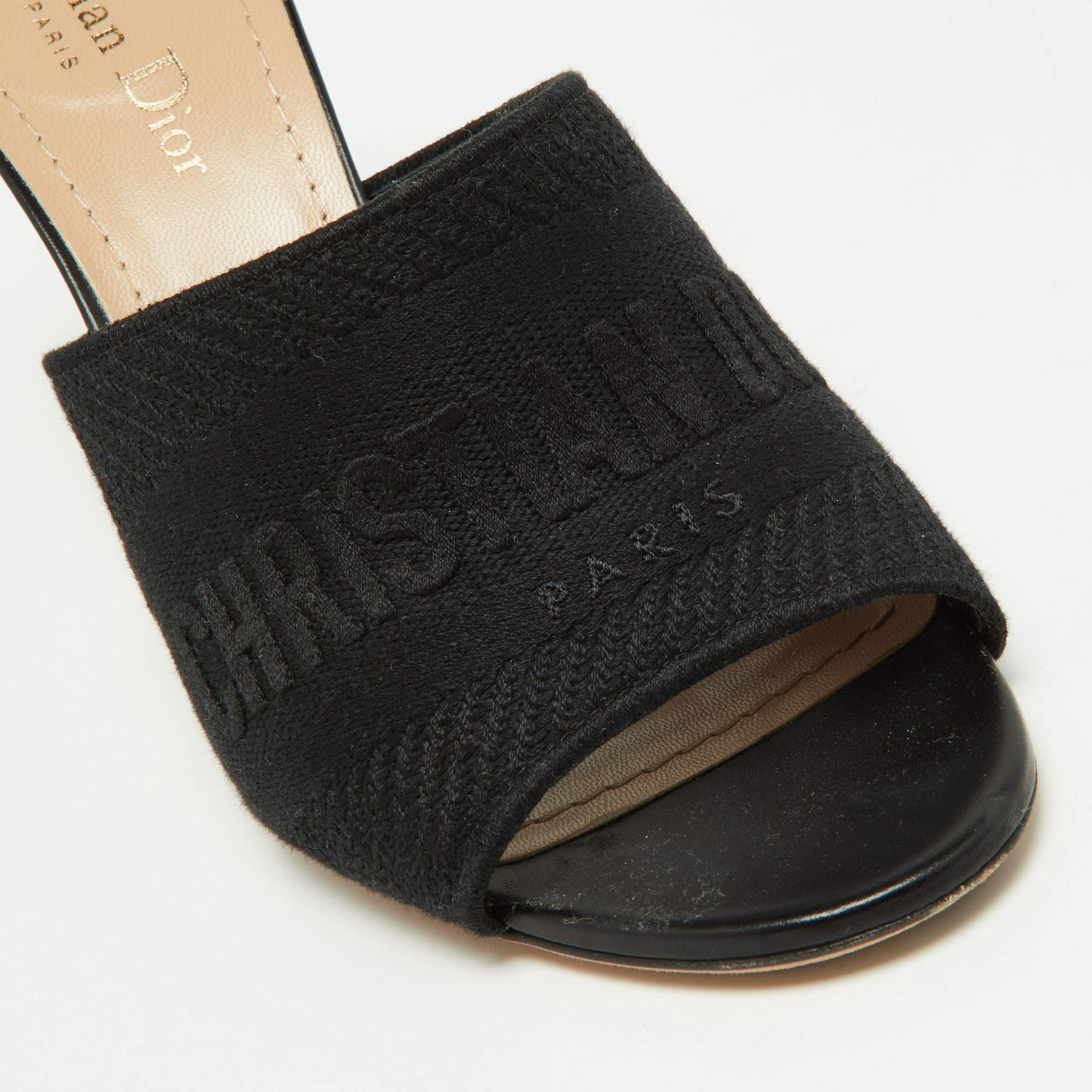 These sandals will frame your feet in a smart manner. Crafted from quality materials, they display a classy design and comfortable insoles.

Includes: Original Dustbag
