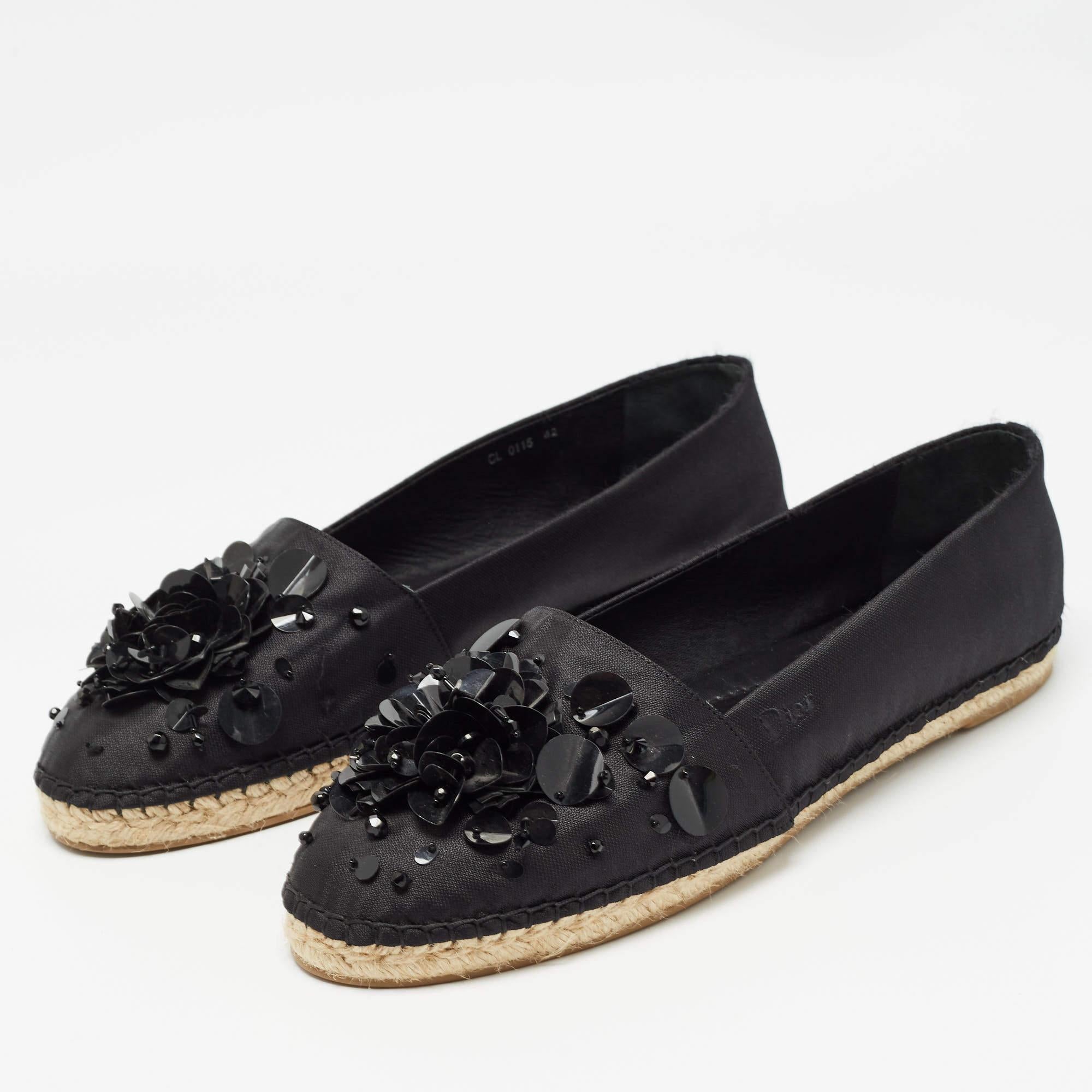 Mélange parfait de luxe, de style et de confort, ces chaussures plates de créateur sont fabriquées à partir de matériaux de qualité et encadrent vos pieds de la manière la plus raffinée qui soit. Ils peuvent être associés à une multitude de tenues