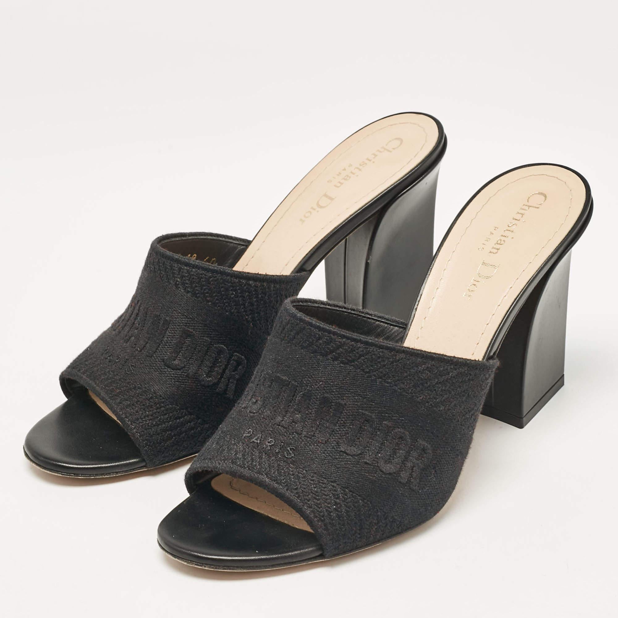 These sandals will frame your feet in an elegant manner. Crafted from quality materials  they display a classy design and comfortable insoles.