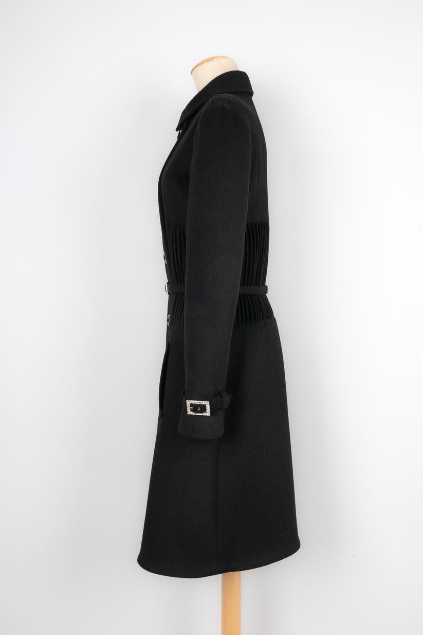 Dior - (Made in Italy) Black cashmere coat with a silk lining. Size 40FR. 2007 Fall-Winter Collection designed under the artistic direction of John Galliano.

Additional information:
Condition: Very good condition
Dimensions: Shoulder width: 46 cm -