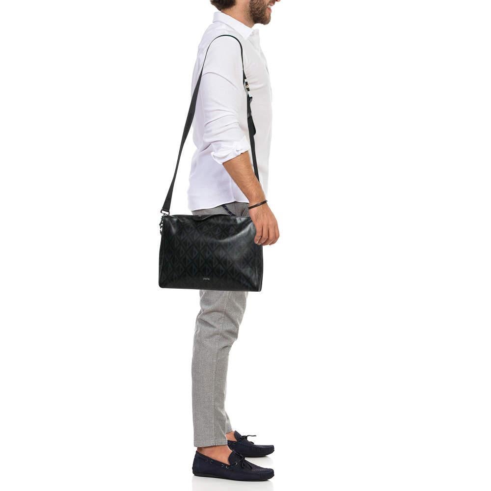 Trust messenger bags to offer functional ease and a comfortable carrying experience. Smartly designed  the bag has an appealing exterior and a spacious interior. Perfect for work and weekend getaways.