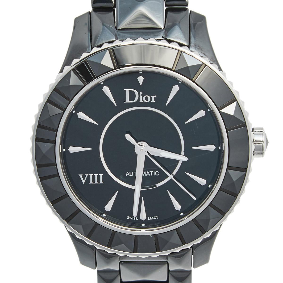 Dior brings you this gorgeous timepiece from their VIII Place Vendome collection to flaunt on your wrist. It has a stylish case made from stainless steel and ceramic. The unidirectional rotating bezel is decorated with crystals and the black dial is