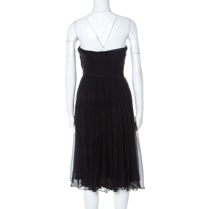 Don this gorgeous piece from Dior and feel beautiful. A black dress like this will remain a time-honoured jewel in your dresser. Expertly tailored using silk, the strapless dress has a gathered detail that lends it a lovely silhouette.

Includes: