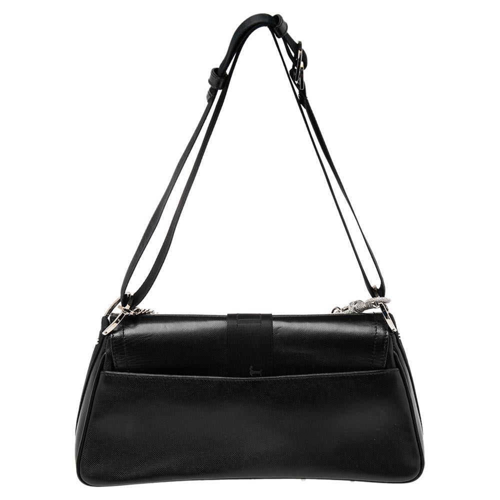 Stylish and easy to carry, this coated canvas shoulder bag is quite a choice if you're looking to upgrade your bag collection. Crafted beautifully, the Dior Hardcore bag has a dangling brand plaque at the front, a well-lined interior, silver-tone