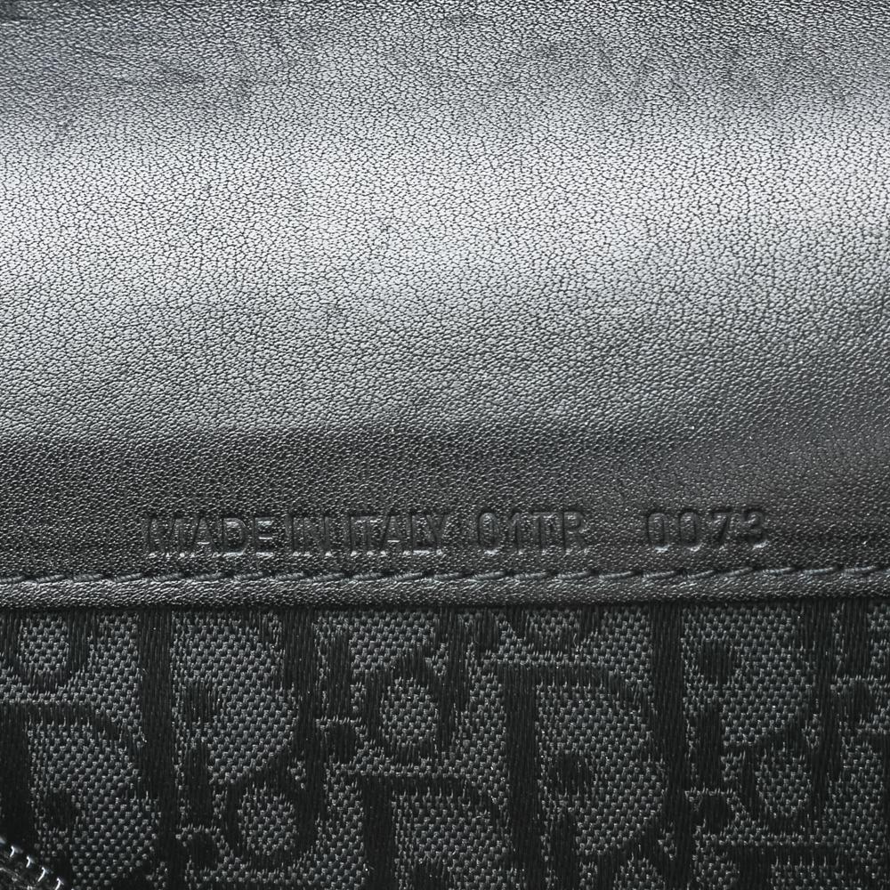 The fine artistry and the sleek structure of this continental wallet justify years of impeccable craftsmanship of the House of Dior. It has been crafted using black coated canvas, with a logo tape elevating its beauty. It has a fabric interior and