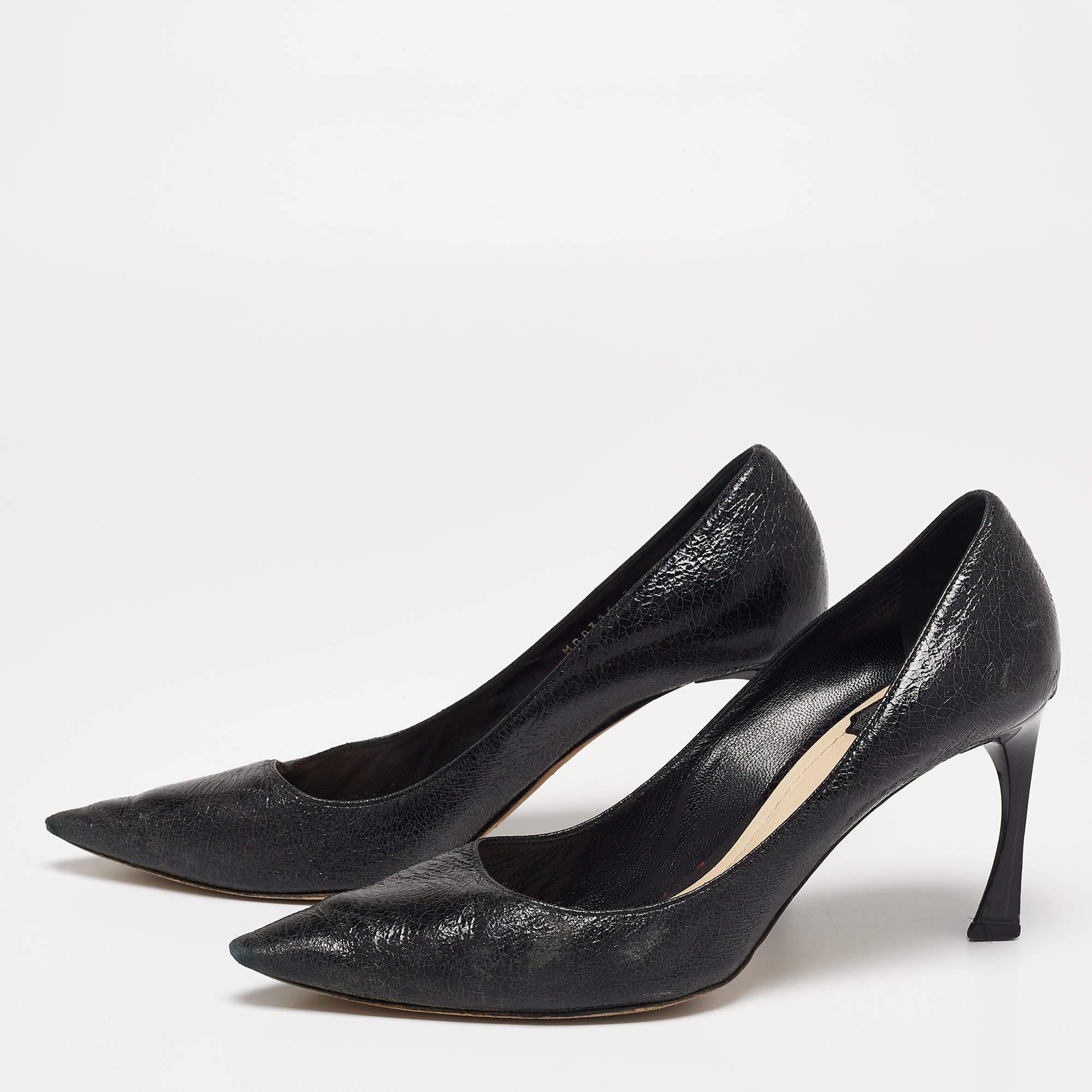 These timeless pumps by Dior showcase the right mix of charm and elegance. Made from black crackled leather, they come with pointed toes and 8 cm heels. These pumps will complement formals as well as casuals.