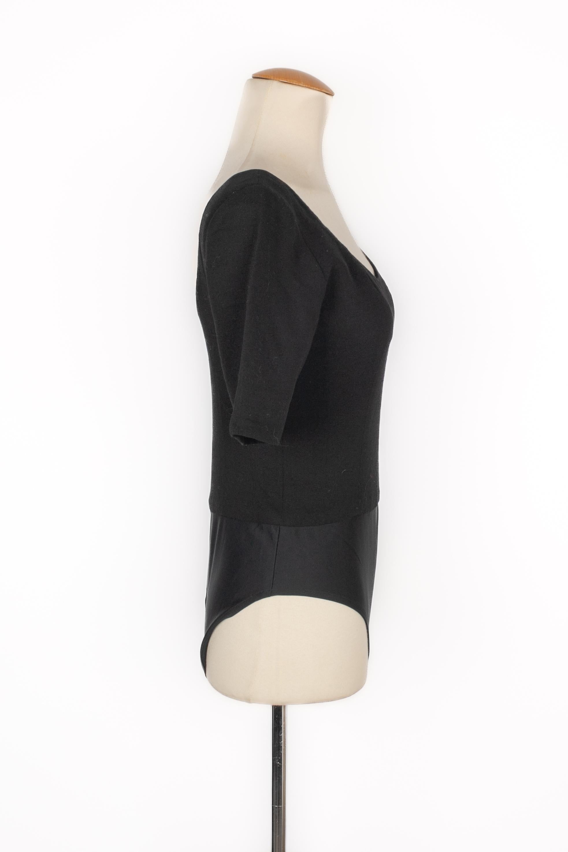 Dior - (Made in France) Black crepe bodysuit. Size and composition labels missing, it fits a 38FR.

Additional information:
Condition: Very good condition
Dimensions: Chest: 40 cm - Length: 65 cm

Seller Reference: FH247