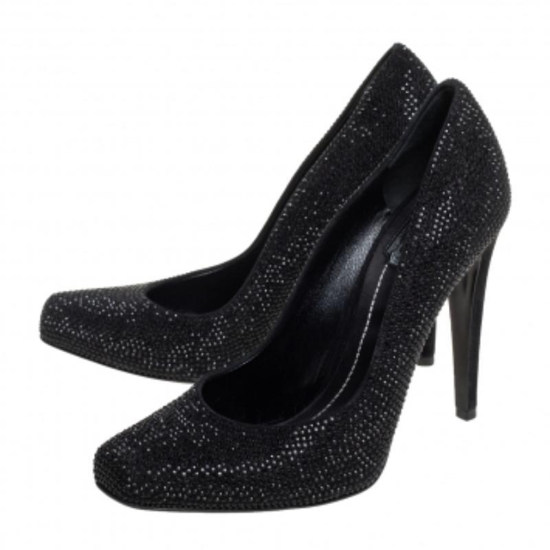 It is easy to fall in love with these pumps by Dior! They've been beautifully crafted from suede in a black shade and designed with almond toes, embellishments, and high heels. The pumps are sure to complement all your dresses and evening gowns