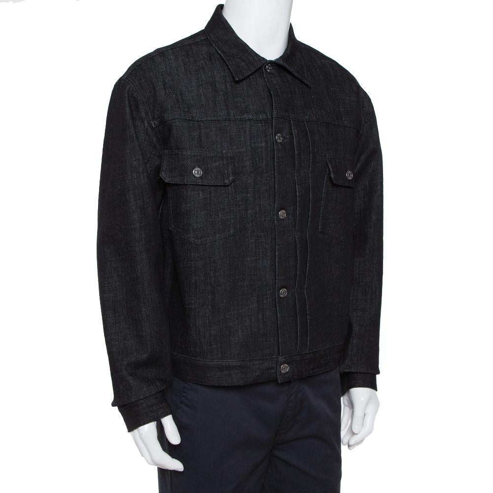 Verleihen Sie Ihrer Garderobe einen neuen Look mit dieser Jeansjacke von Dior. Seien Sie die modische Inspiration für viele in diesem fabelhaften schwarzen Stück mit Knopfverschluss auf der Vorderseite. Diese Jacke aus Baumwolle ist die ideale