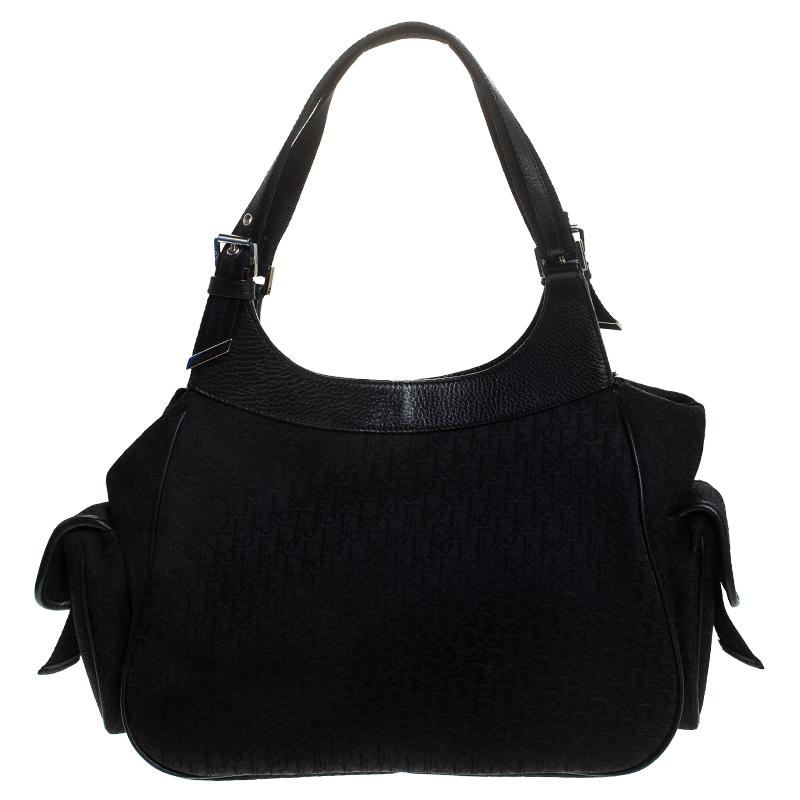 Made from Diorissimo canvas, carry all your essentials in this fashionable, yet comfortable bag. Undisputedly stylish and brilliantly designed, you cannot go wrong with this bag featuring multiple pockets on the exterior. Get yourself this Dior