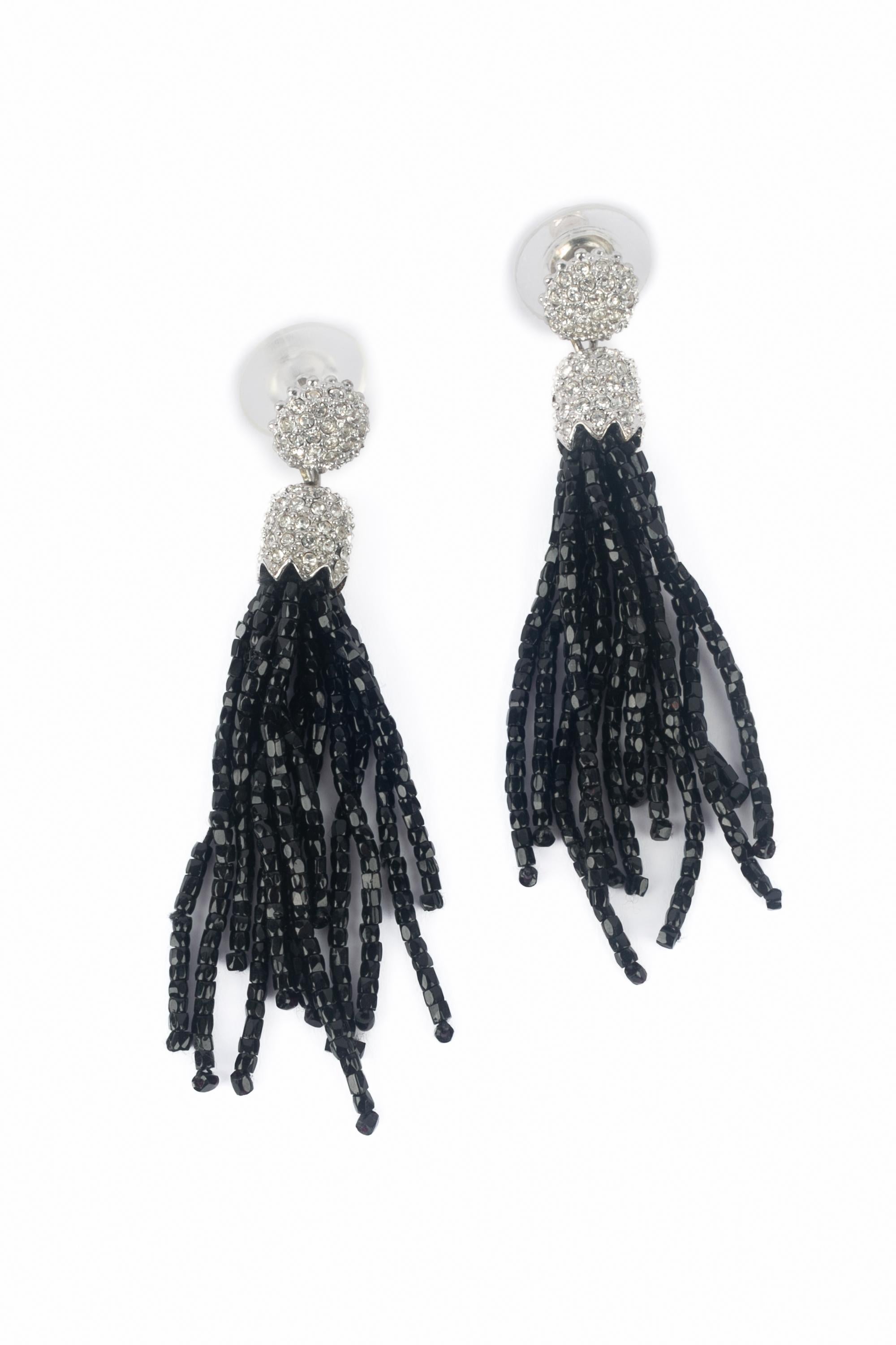 DIOR - (Made in France) Orecchini in metallo argentato con strass e perle di vetro nere. Gioielli degli anni 2000 sotto la direzione artistica di John Galliano.

Condizioni:
Ottime condizioni

Dimensioni:
Lunghezza: 5.5 cm

SKU:BO363