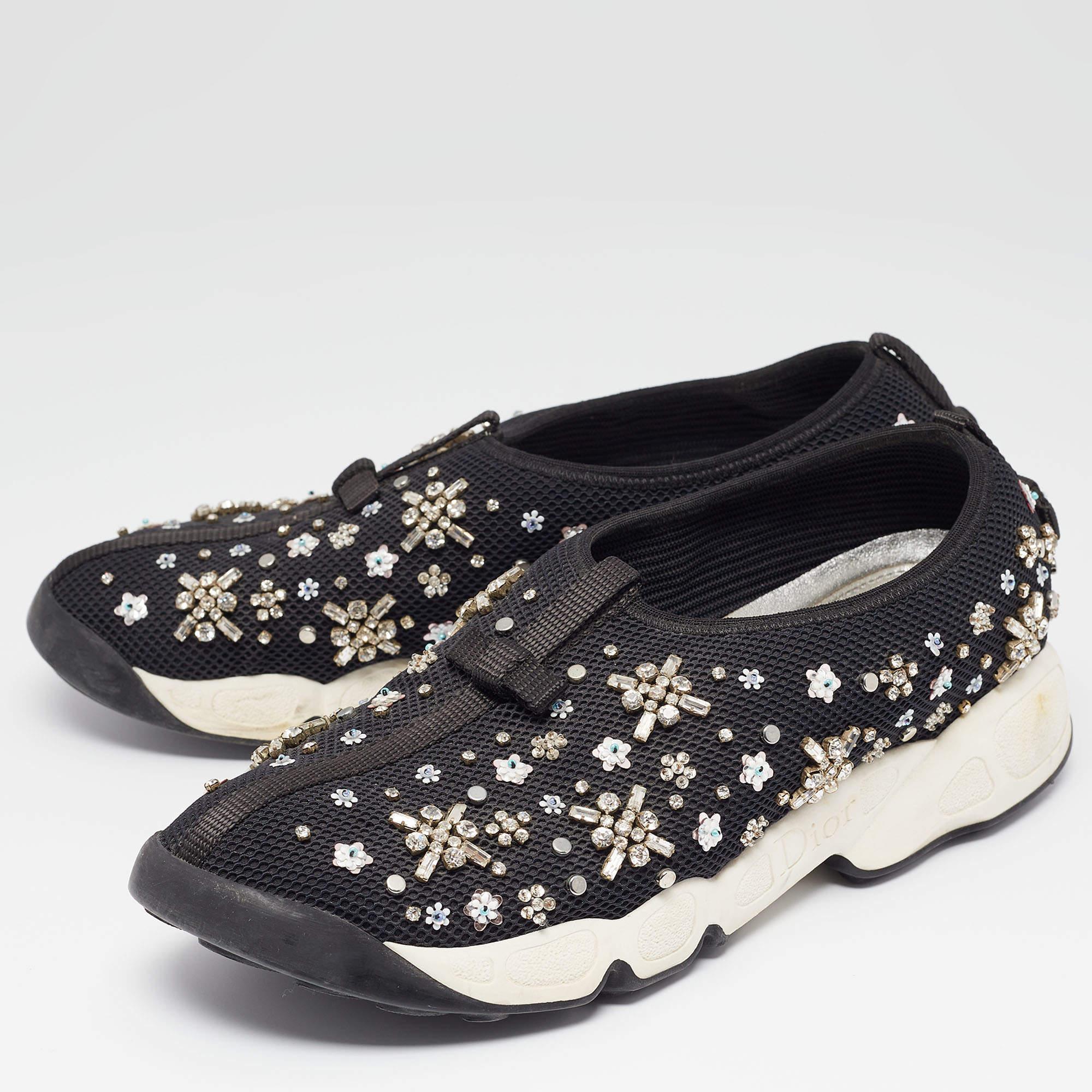 Diese Dior Fusion Sneakers sind die perfekte Mischung aus auffälliger Attraktivität und praktischer Leichtigkeit. Sie ist aus schwarzem Mesh gefertigt, mit attraktiven Verzierungen versehen und trägt den Markenschriftzug an der Seite. Die Innensohle
