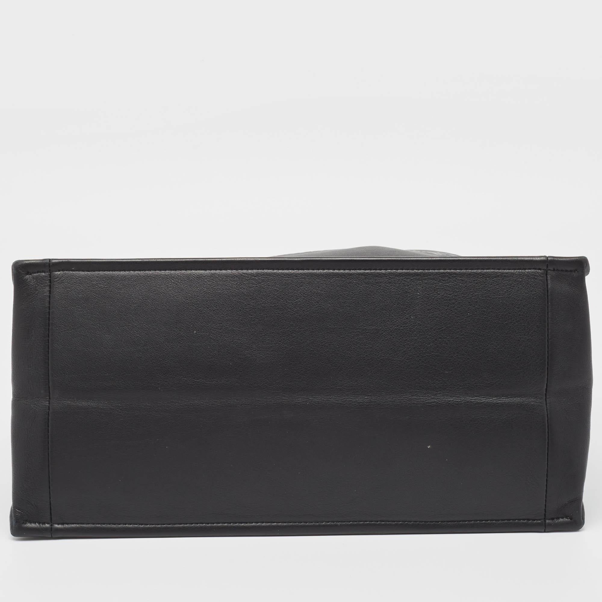 Dior - Fourre-tout moyen en cuir gaufré noir en vente 1